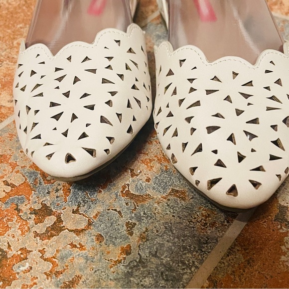 🎂Cute &Comfy Union Bay Leather White Cutout Scalloped Edge D’Orsay Style Flats! - Picture 9 of 14